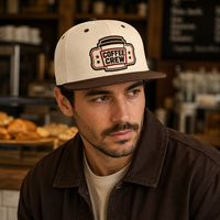 Casquette Snapback Unisexe à Faible MOQ en Sergé de Coton, Visière Plate Courante, Broderie Personnalisée pour Gobelets à Emporter, Échantillonnage Rapide, Idéale pour les Détaillants de Cafés