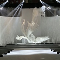 Arche florale géante en organza blanc pour décoration de toile de fond de mariage, idéale pour l'aménagement de scènes d'événements, de banquets en plein air, de jardins, de hôtels et de vitrines.