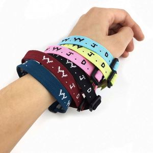 Bracelets WWJD personnalisés en maille ajustable, colorés, avec inscription « Que ferait Jésus » - Product Image 2