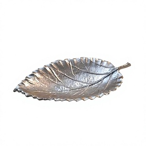 Plateau à feuilles en métal plaqué or Plateau décoratif attrayant pour servir des fruits secs Plats et assiettes de bonne qualité - Product Image 1