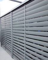 Pergola motorisée à persiennes intérieures en PVC imitation bois, fabriquée sur mesure par Prima