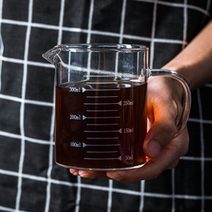 Tazas medidoras de vidrio resistentes al calor con asa, juego de dos piezas graduadas para uso en la cocina - Product Image 3