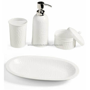 Lot de 4 accessoires de salle de bain en métal martelé avec une finition de qualité supérieure, parfaits pour une organisation et une décoration élégantes - Product Image 3