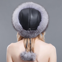 Vente en gros de chapeaux de fourrure de renard chic d'hiver pour femmes chapeaux de fourrure véritable avec pompon en fourrure casquette de mode féminine bonnet de luxe pour femme