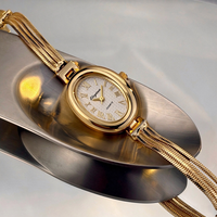 Montre à quartz élégante pour femme, design rétro exquis avec cadran ovale et chiffres romains, accompagnée d'un bracelet en acier allié PRO22