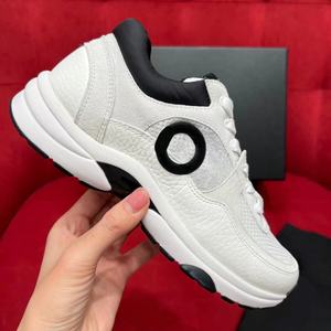 Calzado deportivo informal de tela de red, de diseño lujoso y personalizado, transpirable, con propiedades antideslizantes y resistentes al desgaste, para parejas. - Product Image 1