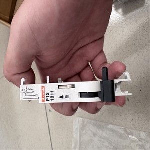 Interruptor de Contacto Auxiliar Lovato P1X1011 1NO 1NC 24VDC para Máquinas Herramienta y Equipos Electrónicos, Italia - Product Image 2