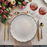 Assiettes de service en verre nordique de luxe de haute qualité, écologiques, de 13 pouces, couleur personnalisée, avec bord doré pour mariage, anniversaire, fête