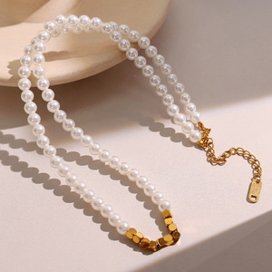 สร้อยคอมุกน้ำจืดเกรด AAA สีขาว ประดับด้วยลายเรขาคณิตสีทอง เหมาะสำหรับใส่ทุกวัน - Product Image 1