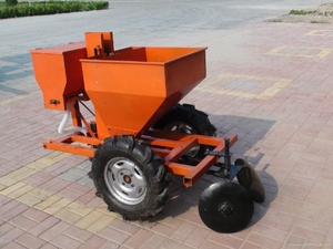 Planteuse de pommes de terre tractée par un tracteur, adaptée aux tracteurs de moyenne puissance, pour <span class=keywords><strong>le</strong></span> creusement de fossés, <span class=keywords><strong>le</strong></span> semis et la fertilisation des cultures tubulaires comme les pommes de terre. - Product Image 6