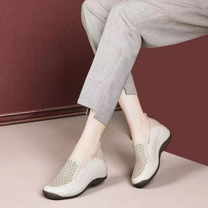 2025 printemps automne Collection nouvelles femmes petits mocassins en cuir unique talon compensé semelle souple décontracté creux appartements maman Style épais - Product Image 6