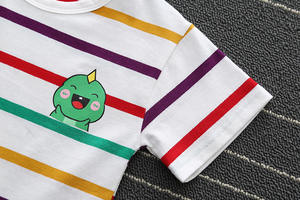 Vêtements pour enfants en gros, t-shirt rayé uni pour garçon et pantalon jaune à motif de dessin animé, provenant d'un fournisseur chinois - Product Image 3