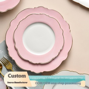 Luxuriöse Keramikteller mit Goldrand und Wellenkante, Rosa und Weißes Geschirr für Hochzeiten, Bankette und Zuhause - Product Image 3