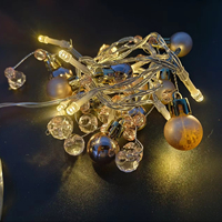 Guirlandes lumineuses LED de Noël, lumières féériques blanc chaud avec ornements en or rose mat et brillant et cristaux roses, fonctionnant sur piles
