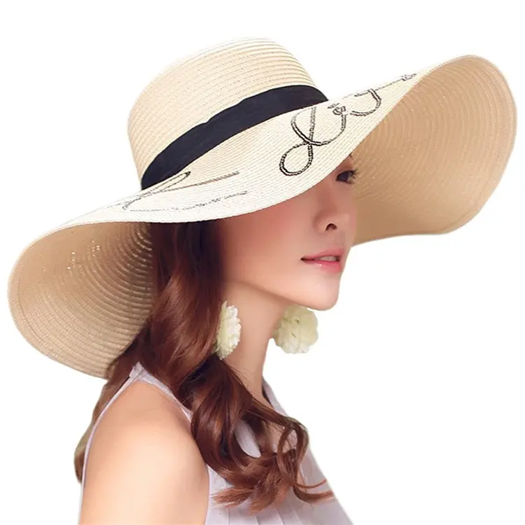 قبعات صيفية أنيقة من القش بحافة كبيرة قابلة للطي وبحافة واسعة للنساء بشعار مخصص للبيع بالجملة