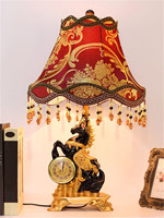 Lámpara de Mesa de Lujo Estilo Europeo Vintage con Base Esculpida de Reloj, Pantalla de Tela Floral Roja y Borlas de Cristal para Dormitorio y Hogar