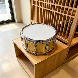 Tambor Clásico <span class=keywords><strong>Sanre</strong></span> Snare Drum 14"X6.5 DF-AM14-OAK, Instrumento de Percusión de Robusta Construcción, Ajustable y Hecho a Mano con Cámara de Roble - Product Image 1