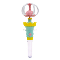 Vente en gros pas cher en plastique baguette magique nouveauté bonbons jouets hochet tambour avec tube dessin animé style promotion jouets disponibles à la vente