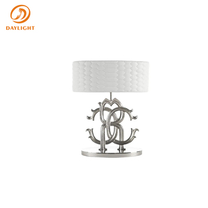 Lampe de table moderne de luxe avec base en métal doré sculpté et abat-jour en tissu, style Art Déco, lampe de bureau pour villa - Product Image 4
