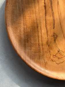 Assiette ronde en bois fabriquée à la main, parfaite pour servir des apéritifs ou afficher un décor avec une élégance rustique - Product Image 4