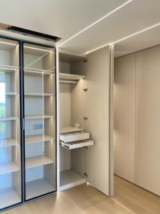 עיצובים מודרניים רהיטי חדר שינה עם דלת זכוכית, מגירות אחסון וארונות עם תאורת לד - Product Image 2