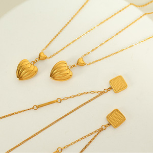 Collar con Colgante de Corazón, Acero Inoxidable Dorado, Joyería para Mujer, Regalo, Diseño Geométrico Cuadrado, Estilo Minimalista - Product Image 3