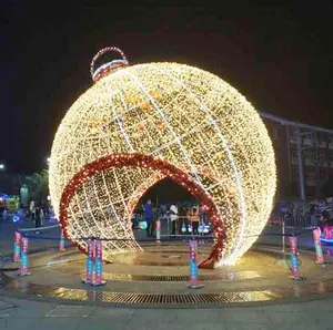 Nuovo Design all'aperto impermeabile gigante 3D LED motivo luce palla di natale ornamento arco luci a sfera per centri commerciali