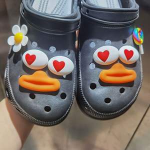 Bonitos zuecos de dibujos animados zapatos encantos pequeño pato extraño cerdo ojos boca nariz expresión divertido agujero zapatos accesorios zapato encantos - Product Image 2