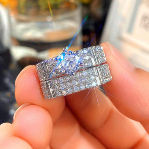 Anello di fidanzamento da donna in oro bianco con diamante naturale taglio brillante rotondo, colore D, con pietre laterali - Modello DJ030 - Product Image 6