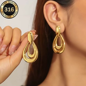 Boucles d'oreilles françaises en métal en forme de goutte d'eau, boucles d'oreilles ovales exagérées de style européen et américain pour femmes, haut de gamme et luxe léger - Product Image 3