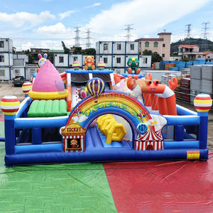 Castillo inflable comercial con temática de carnaval, parque de juegos, zona de saltos, obstáculos y combo de diversión. - Product Image 1