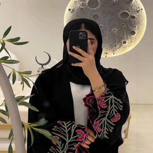 Abaya alla Moda per Donne - Lunga Veste Modesta con Raffinati Ricami Floreali |   Abbigliamento Islamico Elegante - Product Image 3