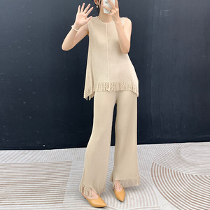 Nuevo conjunto de dos piezas de pantalones rectos con flecos y top informal sin mangas plisado de PY Miyake, ropa de mujer moderna y ajustada. - Product Image 1