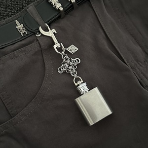 Beliebter Artikel: Handgefertigter Kettenhemd-Mini-Flaschenhalter-Schlüsselanhänger, Tragbarer Gürteltaschen-Charm und Ornament - Product Image 2
