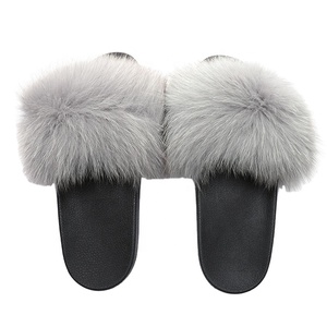 Vente en gros de pantoufles moelleuses pour la maison et les loisirs pour femmes tongs avec logo personnalisé semelle intérieure en poils de renard EVA/PU chaussure supérieure antidérapante - Product Image 1