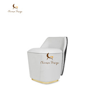 Tabouret de dressing moderne de luxe, revêtement en cuir, finition métallique dorée, chaise de coiffeuse élégante, chaise de dressing personnalisée pour villa, chambre, hôtel