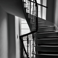 Rampe d'escalier incurvée en acier inoxydable Prima avec balustrade en verre pour hôtel, commerce et appartement