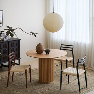 Chaise de salle à manger en bois massif de style nordique, couleur noyer, avec dossier vintage et assemblage à mortaise et tenon, idéale pour les petits appartements - Product Image 3