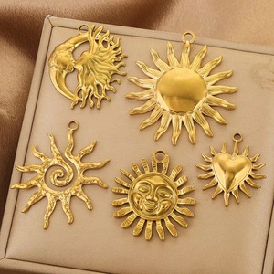 Ciondoli in acciaio inossidabile placcato oro 18 carati P262 con smalto a forma di sole e cuore per creazione gioielli, accessori fai da te per collane e bracciali - Product Image 4