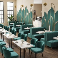 Chaise de restaurant moderne en bois avec assise en velours bleu et pieds en métal doré pour projet commercial
