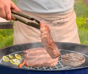 Grille de cuisson ronde premium antiadhésive en porcelaine pour barbecue à charbon de bois de 57 cm, idéale pour les barbecues extérieurs - Product Image 6