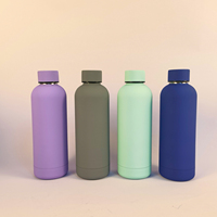 Bouteille d'eau isotherme sous vide en acier inoxydable à double paroi de 500 ml, personnalisable, avec revêtement en caoutchouc, idéale pour le sport – Produit populaire et très demandé