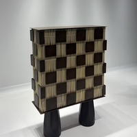Armoire à vin au design artistique et créatif, motif à carreaux, armoire à vin stratifiée, vitrine d'entrée demi-hauteur à double porte