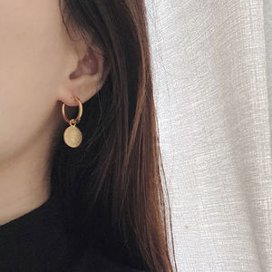 Orecchini con moneta quadrata fiore rosa francese Queen Elizabeth Portrait Huggies orecchini regalo per lei elegante gioiello 18 carati gold lady - Product Image 5