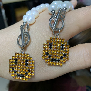 จี้รูปหน้ายิ้มคริสตัลสไตล์ยุโรป สร้อยคอไข่มุกเทียมพร้อมหัวเข็มขัดแบบ Ot สายคล้องคอสำหรับงานปาร์ตี้ - Product Image 4