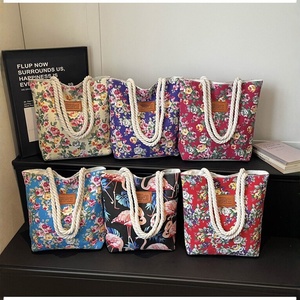 กระเป๋าแฟชั่นผู้หญิงขายดีข้ามพรมแดน ลายดอกไม้และสัตว์ พิมพ์ลาย สายสะพายสองเส้น ความจุเยอะ สไตล์ลำลอง - Product Image 3