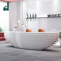 Bureau de réception moderne minimaliste incurvé et irrégulier en laque avec tiroir pour clavier et trou pour câbles, idéal pour salon de beauté, bar ou hall d'entrée