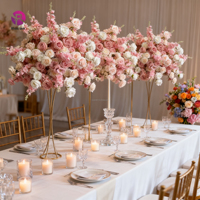 Arrangement floral violet, rangée de fleurs rose fuchsia et violet, boule de fleurs pour la décoration de table de mariage, mariage, décoration de la mariée