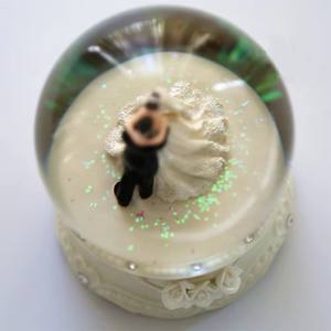 3D sfera di neve artigianale in resina personalizzata modello di coppia di sposini scultura scena di nozze arte Display <span class=keywords><strong>da</strong></span> tavolo ornamenti Souvenir romantico - Product Image 4