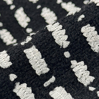 Tissu en tweed rayé noir avec accents en mousseline blanche, tissu épais en mélange de laine et de polyester